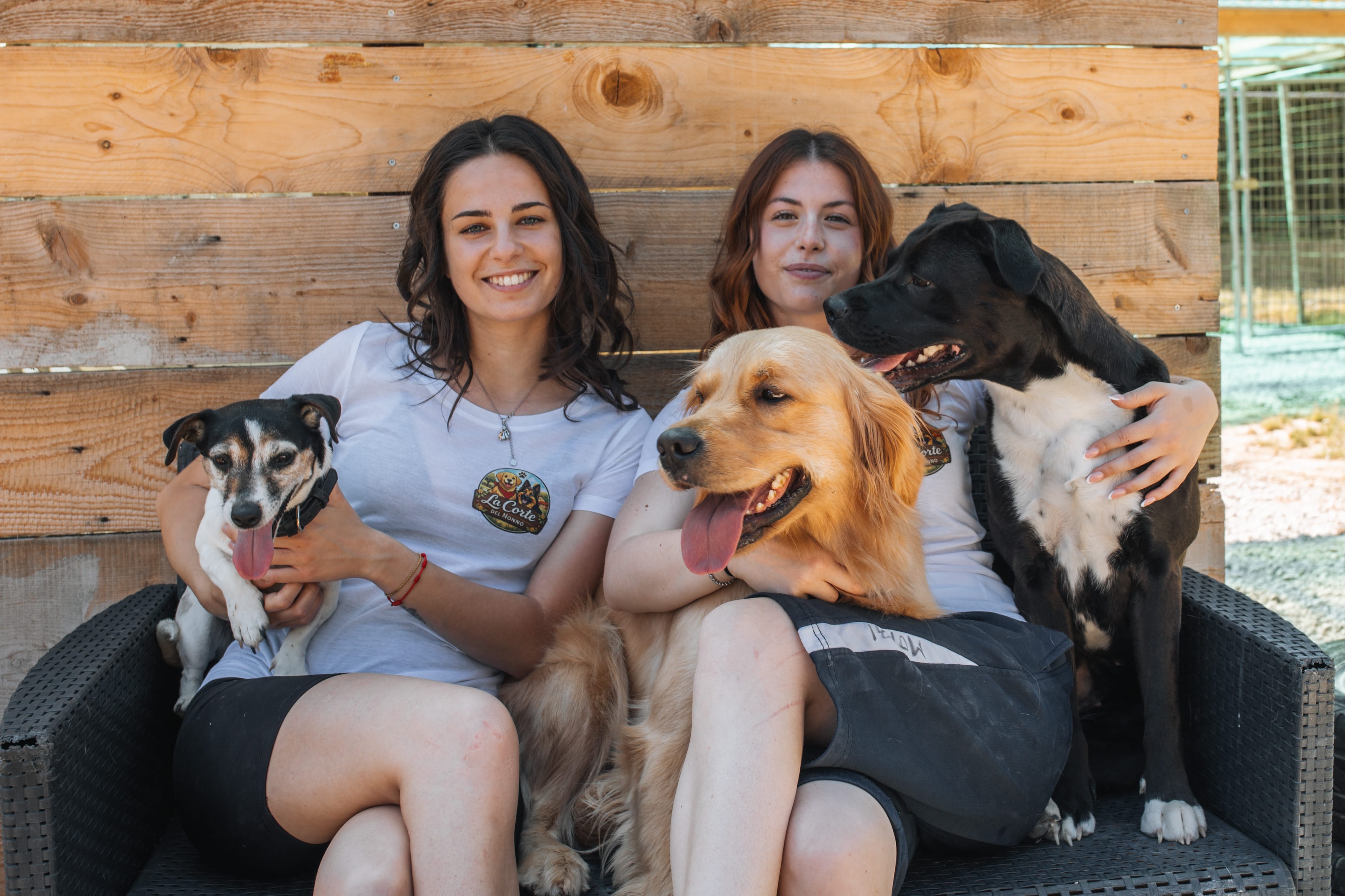 Sara e Ilaria con i cani