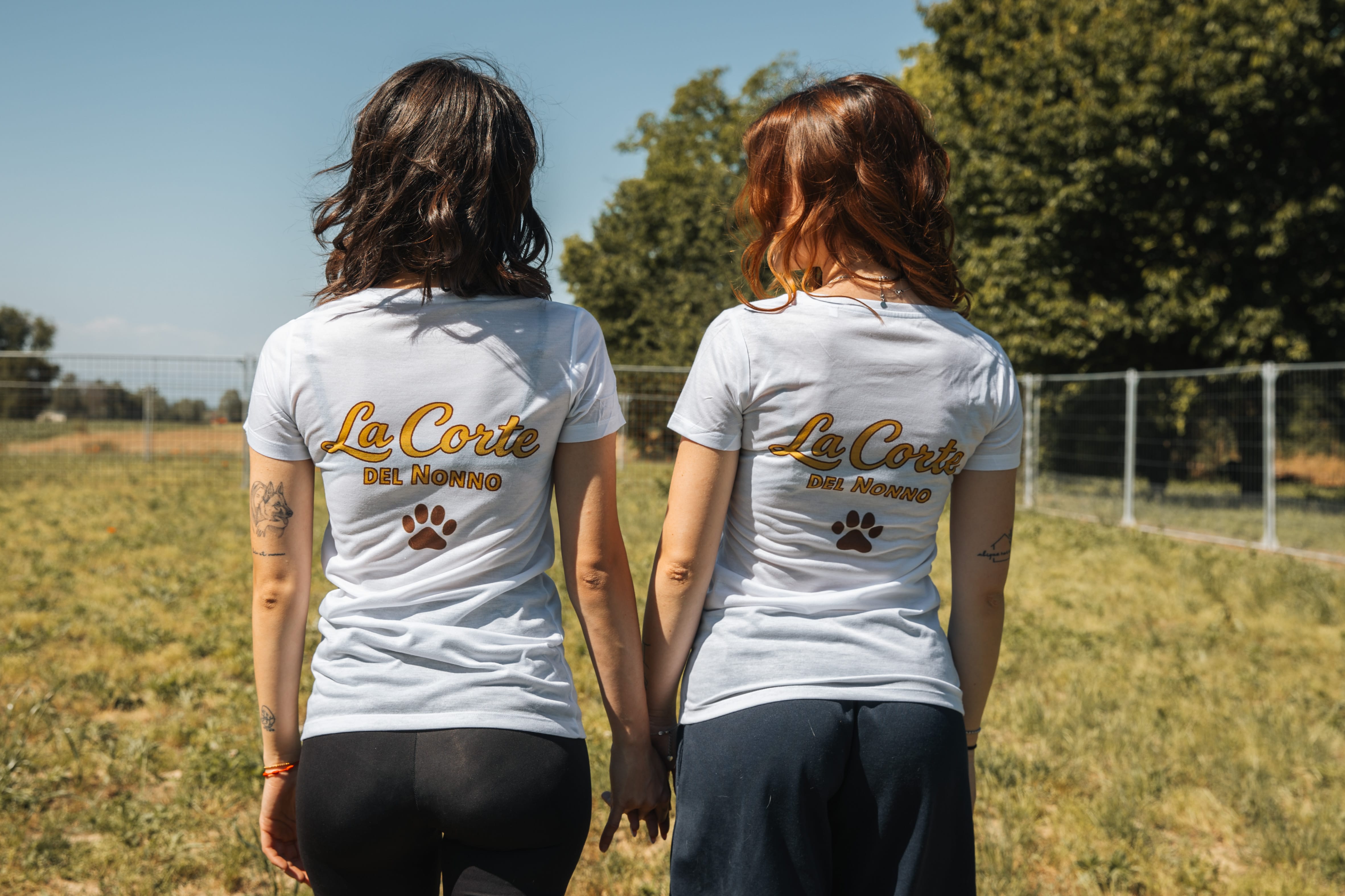 Sara e Ilaria con i cani nel campo